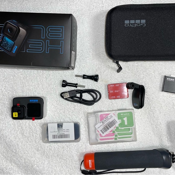 BRAND NEW NEVER USED-GOPRO HERO 11 SPECIAL BUNDLE PACKAGE WITH EXTRA ACC. - Picture 5 of 15